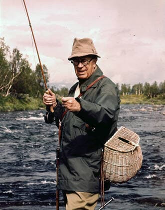 Circa 1955, Lapland, Sweden: KING GUSTAV ADOLPH of Sweden in a river on a fly fishing holiday in Swedish Lapland. Lapland Sweden - ZUMAk09_ 19550402_zka_k09_926 Copyright: xKeystonexUSAx