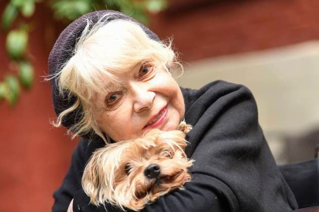 Bilder des Jahres 2022, Entertainment 08 August Entertainment Themen der Woche KW31 Entertainment Bilder des Tages Ingrid Steeger mit Ihrem Hund Lumpi bei der Eröffnung der Marilyn Monroe Sonderausstellung anlässlich des 60igsten Todestages von Marilyn Monroe im Kunstladen. Hannover, 05.08.2022 *** Ingrid Steeger with her dog Lumpi at the opening of the Marilyn Monroe special exhibition on the occasion of the 60th anniversary of Marilyn Monroes death at Kunstladen Hannover, 05 08 2022 Foto:xN.xHeuselx xFuturexImage