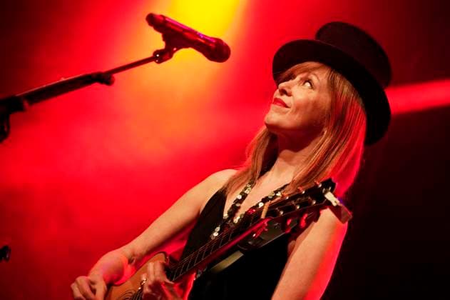 Entertainment Themen der Woche KW31 Entertainment Bilder des Tages Suzanne Vega live bei einem Konzert ihrer der An Evening of New York Songs and Stories -Tour im Metropol. Berlin, 05.08.2022 *** Suzanne Vega live at a concert of her An Evening of New York Songs and Stories Tour at Metropol Berlin, 05 08 2022 Foto:xT.xBartillax xFuturexImage