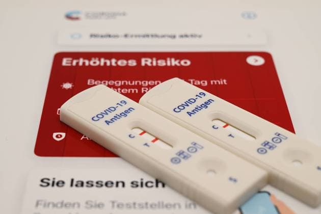 Stock I06.08.2022 I New Coronatest, Corona-Test, Corona Test, Positiv, positiver Test, zwei Striche, zwei rote Striche, Covid-19 Antigen, Antigentest, Antigen-Test, Testpflicht, Pflicht zum Test, 2G, 2G+, 3G Hamburg Neugraben Hamburg Deutschland *** Stock I06 08 2022 I New Coronatest, Corona Test, Corona Test, positive, positive test, two lines, two red lines, Covid 19 antigen, antigen test, antigen test, obligation to test, obligation to test, 2G, 2G , 3G Hamburg Neugraben Hamburg Germany Copyright: xLobeca FelixxSchlikisx