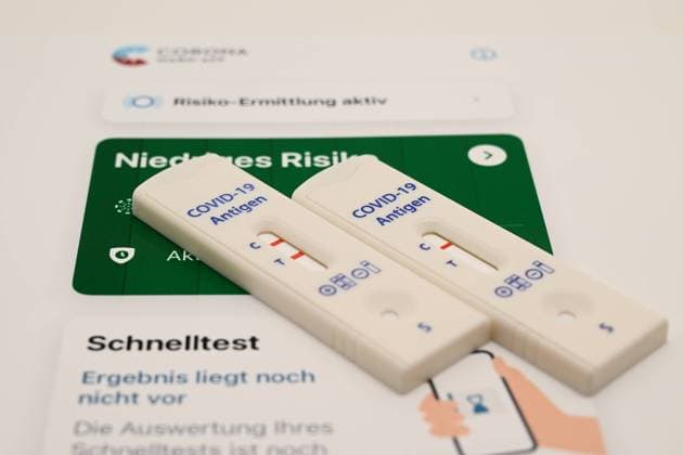 Stock I06.08.2022 I New Coronatest, Corona-Test, Corona Test, Positiv, positiver Test, zwei Striche, zwei rote Striche, Covid-19 Antigen, Antigentest, Antigen-Test, Testpflicht, Pflicht zum Test, 2G, 2G+, 3G Hamburg Neugraben Hamburg Deutschland *** Stock I06 08 2022 I New Coronatest, Corona Test, Corona Test, positive, positive test, two lines, two red lines, Covid 19 antigen, antigen test, antigen test, obligation to test, obligation to test, 2G, 2G , 3G Hamburg Neugraben Hamburg Germany Copyright: xLobeca FelixxSchlikisx