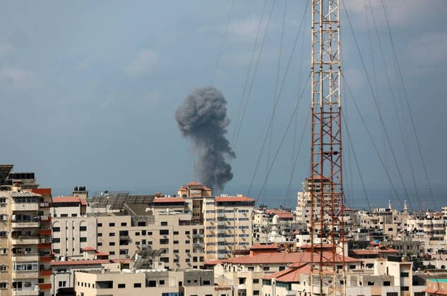 Bilder des Jahres 2022, News 08 August News Themen der Woche KW31 News Bilder des Tages August 6, 2022, Gaza city, Gaza Strip, Palestinian Territory: Smoke rises from a building following an Israeli air strike on Gaza City on August 6, 2022 Gaza city Palestinian Territory - ZUMAap3_ 20220806_zaf_ap3_040 Copyright: xBasharxTalebx