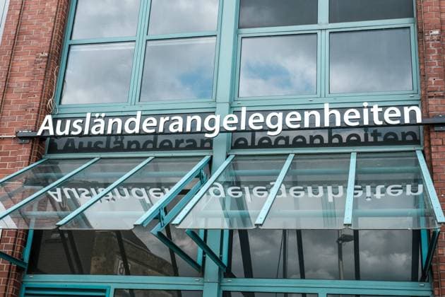 Mönchengladbach 06.08.2022 Ausländeramt Amt für Ausländerangelegenheiten Aufenthaltstitel Asylbewerberleistungen Staatsangehörigkeit Zuwanderung Fachkräftemangel Fachkräfteeinwanderungsgesetz Asylsuchende Flüchtlinge Migranten Migrantinnen Migrationshintergrund Arbeitsamt Mönchengladbach Nordrhein-Westfalen Deutschland *** Mönchengladbach 06 08 2022 Foreigners Office Office for Foreigners Affairs Residence Permit Asylum Seeker Benefits Nationality Immigration Skilled Worker Shortage Skilled Worker Immigration Act Asylum Seekers Refugees Migrants Migrant Background Employment Office Mönchengladbach North Rhine-Westphalia Germany
