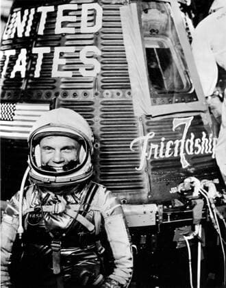 62-MA6-55 (1962) --- Astronaut John H. Glenn Jr., pilot of the Mercury Atlas 6 (MA-6) spaceflight, poses for a photo with the Mercury Friendship 7 spacecraft during preflight activities. Copyright: xpiemagsx piemagsspace-98925 !ACHTUNG AUFNAHMEDATUM GESCHÄTZT!