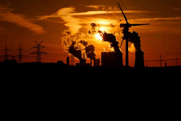 Strommasten und Windräder rund um das Kohlekraftwerk Neurath des Stromkonzerns RWE. Wegen der Energiekrise überlegt die Bundesregierung, als Ersatz für Strom aus Erdgas Kohlekraftwerke aus der Reserve wieder ans Netz zu nehmen. (Themenbild, Symbolbild) Bergheim, 01.08.2022 NRW Deutschland *** Power pylons and wind turbines around the Neurath coal-fired power plant of the RWE power company Because of the energy crisis, the German government is considering bringing coal-fired power plants from the reserve back online as a substitute for electricity from natural gas Topic image, symbol image Bergheim, 01 08 2022 NRW Germany Copyright: xChristophxHardtx