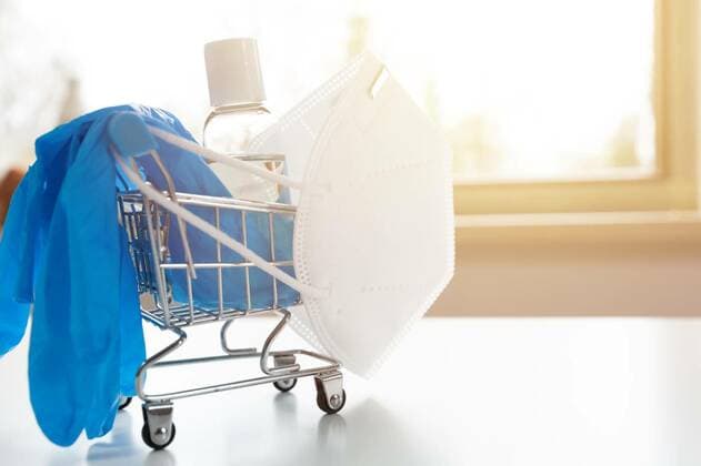  Shopping cart with facial mask hand sanitiser and blue gloves. Shopping and protection concept, Shopping cart with facial mask hand sanitiser and blue gloves. Shopping and protection concept, Shopping cart with facial mask hand sanitiser and blue gloves. Shopping and protection concept, 16.04.2020, Copyright: xartursfotox Panthermedia28326729.jpg