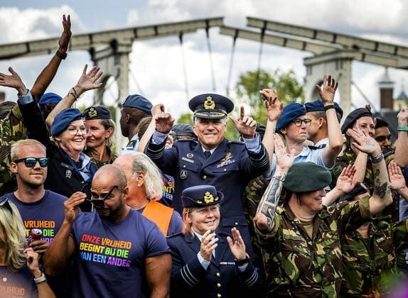 News Themen der Woche KW31 News Bilder des Tages 2022-08-06 14:44:10 AMSTERDAM - Commander of the armed forces Onno Eichelsheim on a Defense boat during the Canal Parade. After two years of absence, the boat parade will be held again, the highlight of Pride Amsterdam. ANP REMKO DE WAAL netherlands out - belgium out *** 2022 08 06 14 44 10 AMSTERDAM Commander of the armed forces Onno Eichelsheim on a Defense boat during the Canal Parade After two years of absence, the boat parade will be held again, the highlight of Pride Amsterdam ANP REMKO DE WAAL netherlands out belgium out  Copyright: xx x452749706x originalFilename: 452749706.jpg