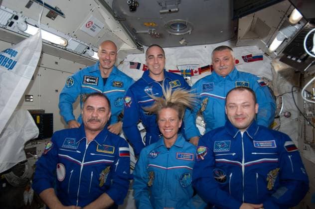 ISS036-E-006693 (8 June 2013) --- Inside the Kibo laboratory of the Japan Aerospace Exploration Agency, the six Expedition 36 crew members position themselves for a videotaped tribute to cosmonaut Valentina Tereshkova, who on June 16 will mark the 50th anniversary of her 1963 launch aboard the Soviet Vostok-6 spacecraft. In the bottom half of the photo, left to right, are Expedition 36 Commander Pavel Vinogradov of Russia s Federal Space Agency (Roscosmos) and Flight Engineers Karen Nyberg of NASA and Alexander Misurkin of Roscosmos. In the top half of the photo are, left to right, Flight Engineers Luca Parmitano of the European Space Agency, Chris Cassidy of NASA, and Fyodor Yurchikhin of Roscosmos. Copyright: xpiemagsx piemagsspace-113493 !ACHTUNG AUFNAHMEDATUM GESCHÄTZT!