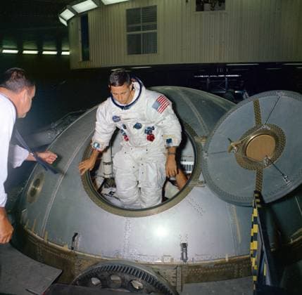 Apollo 8 astronaut William A. Anders, lunar module pilot, steps out of the centrifuge gondola in bldg 29 during centrifuge training in the Manned Spacecraft Center s (MSC) Flight Acceleration Facility. Copyright: xpiemagsx piemagsspace-113996 !ACHTUNG AUFNAHMEDATUM GESCHÄTZT!