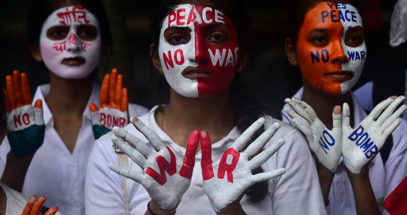 News Themen der Woche KW31 News Bilder des Tages MUMBAI, INDIA - AUGUST 06: NSS students of various colleges with painted faces observe Hiroshima Day by participating in a peace rally to commemorate the 77th anniversary of World War II atomic bombing of Hiroshima, on August 6, 2022 in Mumbai, India. (Photo by Anshuman Poyrekar Hindustan Times ) NSS Students Of Various Colleges Observe Hiroshima Day By Participating In Peace Rally