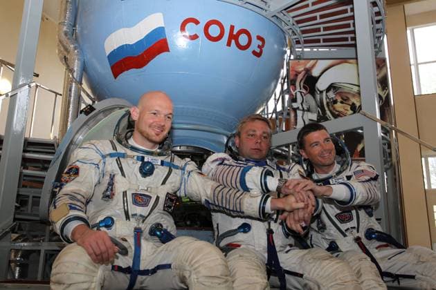 0529: At the Gagarin Cosmonaut Training Center in Star City, Russia, Expedition 40 41 Soyuz commander Max Suraev of the Russian Federal Space Agency (Roscosmos, center) clasps hands during final qualification exams May 7 with his crewmates, Flight Engineer Alexander Gerst of the European Space Agency (left) and Flight Engineer Reid Wiseman of NASA (right). The trio is preparing for their launch on May 29, Kazakh time, from the Baikonur Cosmodrome in Kazkahstan on the Soyuz TMA-13M spacecraft for a 5 Â½ month mission on the International Space Station. NASA Stephanie Stoll Copyright: xpiemagsx piemagsspace-121774 !ACHTUNG AUFNAHMEDATUM GESCHÄTZT!