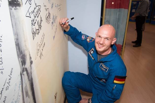 13-49-32-4: Inside the Korolev Museum at the Baikonur Cosmodrome in Kazakhstan, Expedition 40 41 Flight Engineer Alexander Gerst of the European Space Agency signs his name to a wall mural bearing the picture of a Soyuz rocket launch May 24 during traditional pre-launch ceremonies. Gerst, Soyuz Commander Max Suraev of the Russian Federal Space Agency (Roscosmos) and Flight Engineer Reid Wiseman of NASA will launch May 29, Kazakh time, on the Soyuz TMA-13M spacecraft for a 5 Â½ month mission on the International Space Station. NASA Victor Zelentsov Copyright: xpiemagsx piemagsspace-122460 !ACHTUNG AUFNAHMEDATUM GESCHÄTZT!