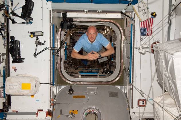 ISS040-E-006039 (30 May 2014) --- European Space Agency astronaut Alexander Gerst, Expedition 40 flight engineer, floats through the hatch between the Kibo laboratory and the Harmony node of the International Space Station. Copyright: xpiemagsx piemagsspace-122691 !ACHTUNG AUFNAHMEDATUM GESCHÄTZT!