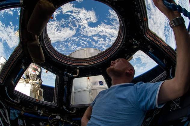 ISS040-E-006197 (1 June 2014) --- European Space Agency astronaut Alexander Gerst, Expedition 40 flight engineer, enjoys the view of Earth from the windows in the Cupola of the International Space Station. A blue and white part of Earth is visible through the windows. Copyright: xpiemagsx piemagsspace-122720 !ACHTUNG AUFNAHMEDATUM GESCHÄTZT!