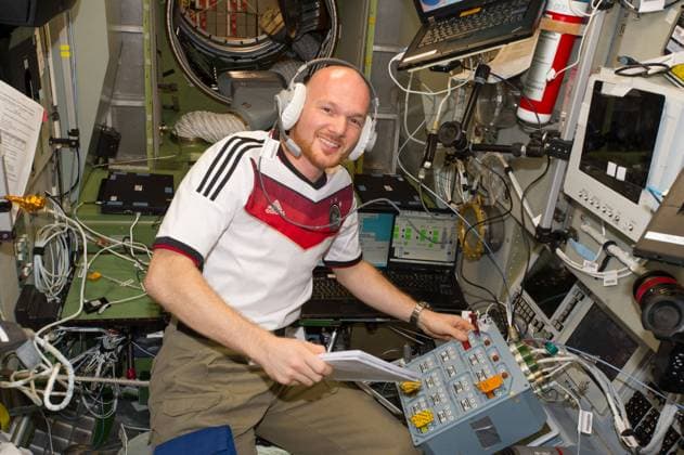 ESA astronaut Alexander Gerst, Expedition 40 flight engineer (wearing soccer shirt), is photographed during ATV equipment preparation in the Service Module (SM) prior to ATV launch. Copyright: xpiemagsx piemagsspace-123957 !ACHTUNG AUFNAHMEDATUM GESCHÄTZT!