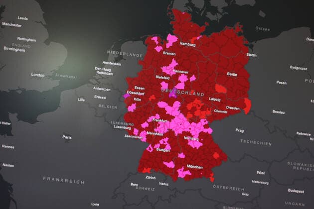 Dashboard des RKI, die 7-Tage-Inzidenz liegt nun bei 398,7 7-Tage-Inzidenz, Dashboard des RKI auf einem Monitor am 07.08.2022 in Siegen Deutschland.