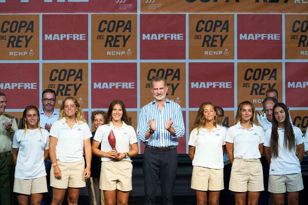 Bilder des Jahres 2022, Entertainment 08 August Entertainment Themen der Woche KW31 Entertainment Bilder des Tages 06-08-2022 King Felipe with the sailing crew of overall winner Balearia attends the 40th Copa del Rey Mapfre Sailing Cup ceremony award at Ses Voltes on Palma de Mallorca. No Spain Â  Copyright: xPPEx