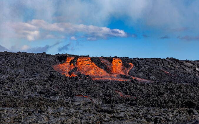 Bilder des Jahres 2022, News 08 August News Themen der Woche KW31 Reykjavik THEMENBILD - Vulkan nahe Reykjavik bricht erneut aus, es hatte sich schon seit Tagen durch Erdbeben angekündigt, nun ist der Vulkan nahe des Berges Fagradalsfjall auf Island erneut ausgebrochen, aufgenommen am 05. August 2022 im Meradalir Tal in Nähe von Reykjavik Volcano near Reykjavik erupts again, it had been announced for days by earthquakes, now the volcano near the mountain Fagradalsfjall on Iceland has erupted again, pictured on 2022 08 05 in the Meradalir valley near Reykjavik. Expa  EP_rin