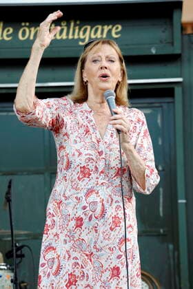 STOCKHOLM 20220807 Lill Lindfors sang as the Cornelis Prize was awarded to Douglas Dogge León during a ceremony at Mosebacketerrassen in Stockholm Stockholm Sweden x10730x  Copyright: xJohanxJeppssonx CORNELISPRISET 2022