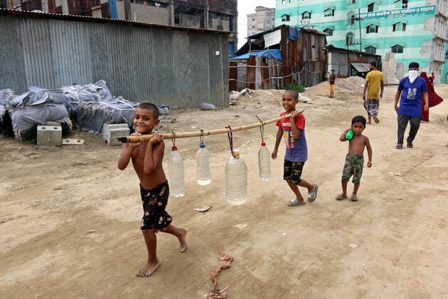 Bilder des Jahres 2022, News 08 August News Themen der Woche KW31 News Bilder des Tages Water Crisis In Dhaka, Bangladesh The bangladesh summer season comes, there is a severe water crisis in the capital, and the people living in the capital have to suffer. Therefore, children are collecting drinking water from the mosque in the Shyampur industrial area of ‹‹the capital In Dhaka,Bangladesh. Dhaka 1100 Bangladesh Copyright: xHabiburxRahmanx