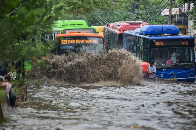 Bilder des Jahres 2022, News 08 August News Themen der Woche KW31 News Bilder des Tages NEW DELHI, INDIA - AUGUST 7: Vehicles wade through a heavily water logged street after sudden rains at Rohtak Road, on August 7, 2022 in New Delhi, India. (Photo by Sanchit Khanna Hindustan Times ) Heavy Rain Lashes Delhi-NCR