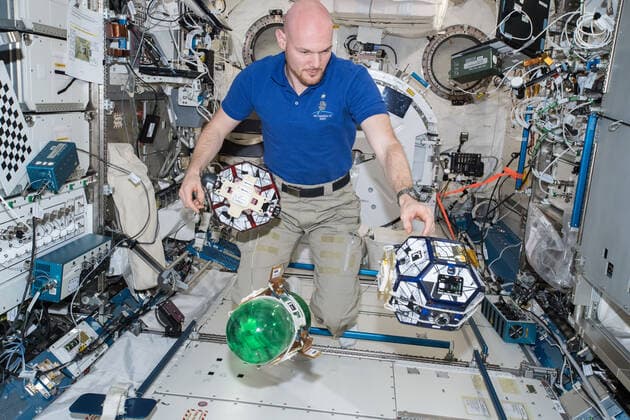 iss057e055052 (10 18 2018) --- European Space Agency astronaut Alexander Gerst is photographed during a Synchronized Position Hold, Engage, Reorient, Experimental Satellites (SPHERES) Tether Slosh experiment test session run. Photo was taken in the Kibo Japanese Experiment Pressurized Module (JPM) aboard the International Space Station (ISS). SPHERES Tether Slosh combines fluid dynamics equipment with robotic capabilities aboard the ISS to investigate automated strategies for steering passive cargo that contain fluids. Copyright: xpiemagsx piemagsspace-148698 !ACHTUNG AUFNAHMEDATUM GESCHÄTZT!
