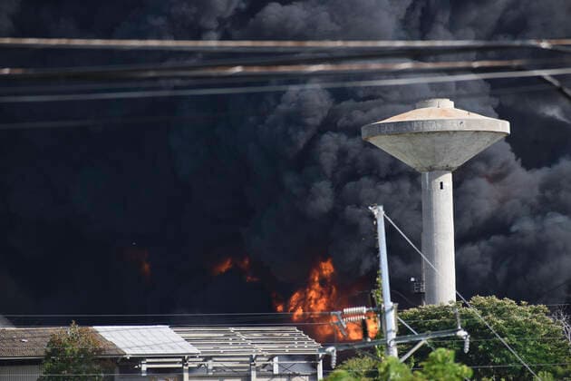 News Themen der Woche KW31 Kuba, Treibstofflager explodiert (220808) -- HAVANA, Aug. 8, 2022 () -- Thick smoke is seen from the burning fuel storage tank near the port of Matanzas, Cuba, Aug. 7, 2022. At least one person was killed and 122 injured in a large-scale fire following a series of explosions at a fuel storage facility in Cuba, the Ministry of Public Health said Sunday, adding that 16 others were still missing in the accident. ( Stringer) CUBA-FUEL TANK EXPLOSION-ACCIDENT Xinhua 