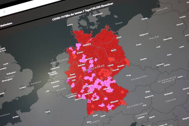 Dashboard des RKI, die 7-Tage-Inzidenz liegt nun bei 389,3 7-Tage-Inzidenz, Dashboard des RKI auf einem Monitor am 08.08.2022 in Siegen Deutschland.