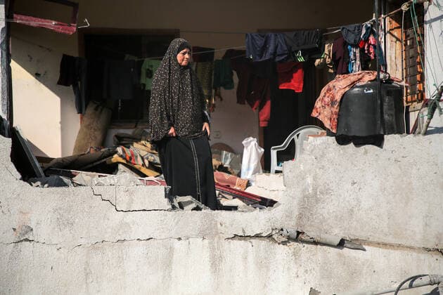 News Themen der Woche KW32 News Bilder des Tages Israel And Palestinian Militants Declare Gaza Truce A Palestinian woman inspects damage outside a residential building in Gaza City August 8, 2022, following a cease fire proposed by Egypt between the Israeli army and Palestinian militants. - Israel agreed last night to an Egyptian proposed truce with in Gaza with Islamic Jihad after three days of intense conflict, an Egyptian source said. Gaza Palestine  Copyright: xMajdixFathix originalFilename: fathi-notitle220808_npFtg.jpg
