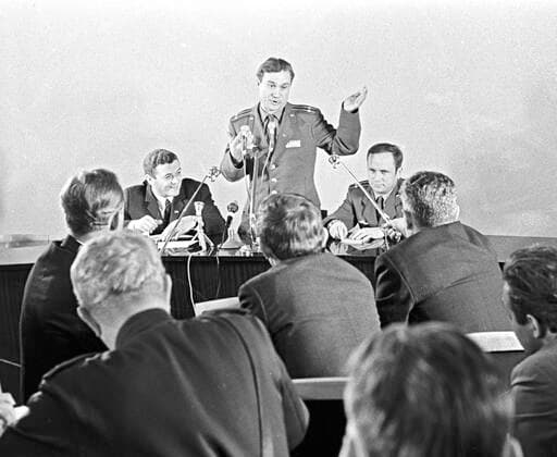 Archivbilder der Woche KW32 Vladislav Volkov, Anatoly Filipchenko and Viktor Gorbatko 619651 18.10.1969 The USSR pilot-cosmonauts Vladislav Volkov, Anatoly Filipchenko and Viktor Gorbatko at press conference in Karaganda, Kazakh SSR. Alexander Mokletsov Sputnik Russia  Copyright: xAlexanderxMokletsovx
