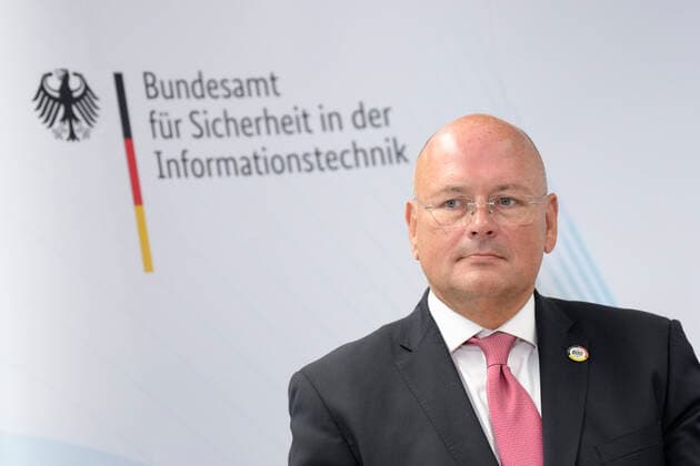 News Themen der Woche KW32 News Bilder des Tages Bundesinnenministerin Faeser zu Besuch im BSI Aktuell, 08.08.2022, Bonn, Arne Schoenbohm der Praesident des Bundesamt fuer Sicherheit in der Informationstechnik im Portrait bei der Pressekonferenz BSI Bonn Nordrhein-Westfalen Deutschland *** Federal Minister of the Interior Faeser to visit the BSI News, 08 08 2022, Bonn, Arne Schoenbohm the President of the Federal Office for Information Security in portrait at the press conference BSI Bonn North Rhine Westphalia Germany