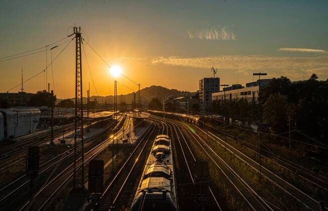 IMAGO Creative: Neue Aussichten   Bahnhof mit Zug von oben zum Sonnenuntergang in Pforzheim, Deutschland, Europa *** Train station with Train from above to Sunset in Pforzheim, Germany, Europe Copyright: imageBROKER/ManuelxKamuf ibxmlk08412483.jpg