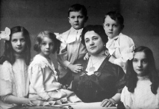 Archivbilder der Woche KW32 Iola Tornagi with children 430105 01.10.1995 Reproduction. Iola Tornagi, first wife of Fyodor Shalyapin, with children - Irina, Boris, Lidia, Fyodor and Tatyana. K. Kartashian Sputnik Moscow Russia  Copyright: xK.xKartashianx