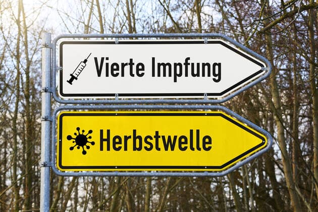 FOTOMONTAGE, StraÃŸenschilder mit den Aufschriften Herbstwelle und Vierte Impfung