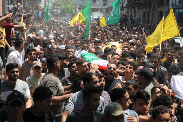News Themen der Woche KW32 News Bilder des Tages August 8, 2022, Gaza city, Gaza Strip, Palestinian Territory: Palestinian Mourners carry the bodies of Najam family including children who were killed during an Israeli air strike on Sunday, during their funeral in Jabalia in the northern of Gaza strip on August 8, 2022. The cease-fire ended more than two days of intense cross-border violence that started Friday, when Israel killed Islamic Jihad™s Tayseer Jabari, the group™s chief of operations in the northern Gaza Strip. On Saturday, Israel killed Khaled Mansour, the head of the Islamic Jihad™s operations in southern Gaza, in an airstrike that demolished a house in Rafah near the border with Egypt Gaza city Palestinian Territory - ZUMAap3_ 20220808_zaf_ap3_195 Copyright: xOmarxAshtawyx