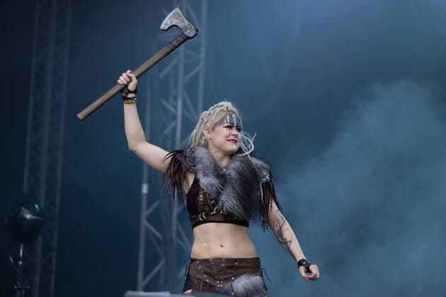 M era Luna 2022: Emotionales Wiedersehen der internationalen Schwarzen Szene Rund 25.000 Musikfans haben Hildesheim erneut zum Mittelpunkt der internationalen Schwarzen Szene gemacht, und die Euphorie ?ber das Wiedersehen nach zwei coronabedingt ausgefallenen Ausgaben war vor, auf und hinter den B?hnen greifbar. F?r die Fans galt wieder liebe zum Detail, viele Kost?me und eine Gothic - Szene feiern, die ein ganz besonderes Flair hat. Auftritte u.a. von der Band Feuerschwanz, rissen das Publikum mit. Schleswig Holstein Deutschland DJR51747 *** M era Luna 2022 Emotional reunion of the international black scene About 25,000 music fans have made Hildesheim again the center of the international black scene, and the euphoria about the re