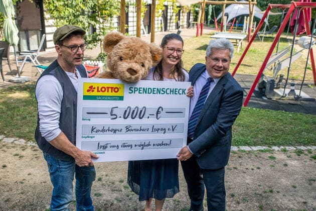 Entertainment Themen der Woche KW32 Entertainment Bilder des Tages Eine Spende über 5000 Euro übergab der Leiter von Sachsen Lotto, Frank Schwarz am 8. August 2022 dem Kinderhospiz Bärenherz in Markkleeberg. Mit dabei Schauspieler Hendrik Duryn (Der Lehrer, Tatort). Hier von Links, Hendrik Duryn, Ulrike Herkner und Frank Schwarz *** A donation of 5000 euros handed over the head of Saxony Lotto, Frank Schwarz on 8 August 2022 to the childrens hospice Bärenherz in Markkleeberg With actor Hendrik Duryn The teacher, crime scene Here from left, Hendrik Duryn, Ulrike Herkner and Frank Schwarz