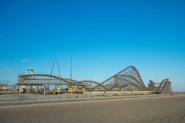 A Wooden Roller Coaster on a Boardwalk in Wildwood New Jersey, A Large Wooden Roller Coaster on a Pier at the Boardwalk in Wildwood New Jersey, A Large Wooden Roller Coaster on a Pier at the Boardwalk in Wildwood New Jersey, 25.09.2020, Copyright: xbju12290x Panthermedia28881418.jpg