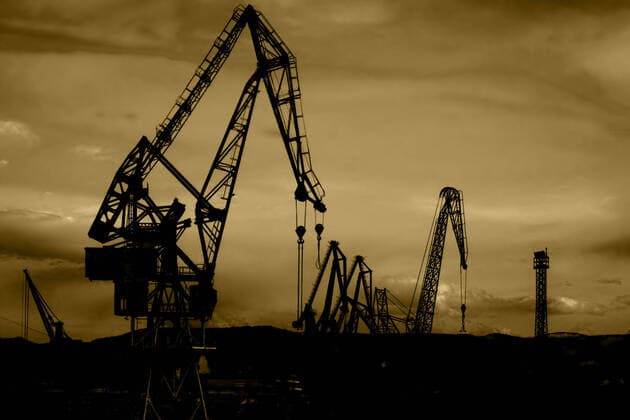 IMAGO Creative: Business, Inflation und Lieferketten Silhouettes of cranes against a cloudy sky Copyright: MassimilianoxLeban 30254222
