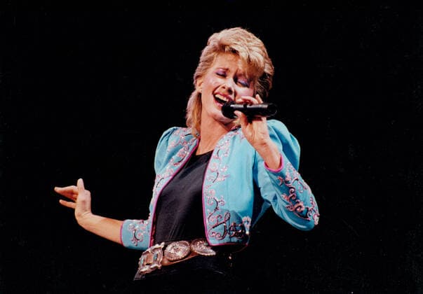 Archivbilder der Woche KW32 May 05, 1980; Los Angeles, CA, USA; (FILE PHOTO, Date Unknown) OLIVIA NEWTON-JOHN performing live in this undated photo.. Los Angeles USA  - ZUMA 19850505_clg_r81_207 Copyright: xJohnxRowlandx