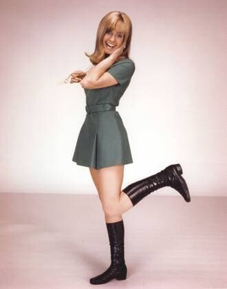 Archivbilder der Woche KW32 Circa 1970 - Hollywood, California, U.S. - Singer and actress OLIVIA NEWTON-JOHN dressed in 1960 s style green mini and tall boots, during a studio portrait photo shoot. Hollywood U.S. - ZUMAms8_ 19560602_zea_ms8_376 Copyright: xMoviexStarxNewsx