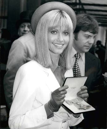 Archivbilder der Woche KW32 Mar. 03, 1979 - OBE For Olivia Newton-John: Australian pop singer Olivia Newton-John, star of Saturday Night Fever and Grease went to Buckingham Palace today to receive her Obe from the Queen. Photo shows Singer Olivia Newton-John seen with her OBE after the investiture at Buckingham Palace today. London United Kingdom - ZUMAk09_ 19790303_baf_k09_016 Copyright: xKeystonexPressxAgencyx