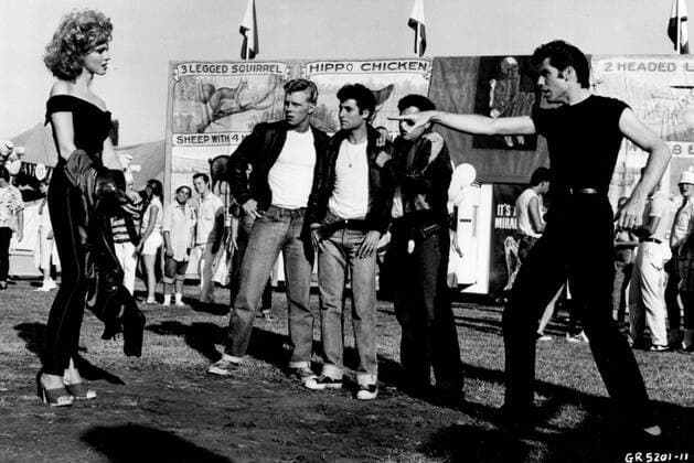 Archivbilder der Woche KW32 1977 - Hollywood, California, USA - Actors OLIVIA NEWTON-JOHN as Sandy, KELLY WARD as Putzie, MICHAEL TUCCI as Sonny, BARRY PEARL as Doody and JOHN TRAVOLTA as Danny during the filming of the hit movie Grease. Hollywood USA  - ZUMA 20020101_kee_z03_116 Copyright: xParamountx