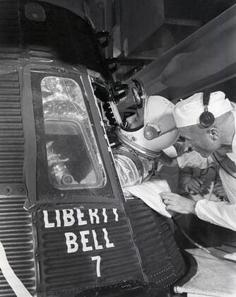 Assisted by Astronaut John Glenn, Astronaut Virgil Grissom enters the Mercury capsule, Liberty Bell 7, for the MR-4 mission on July 21, 1961. Boosted by the Mercury-Redstone vehicle, the MR-4 mission was the second manned suborbital flight. Copyright: xpiemagsx piemagsspace-158690 !ACHTUNG AUFNAHMEDATUM GESCHÄTZT!
