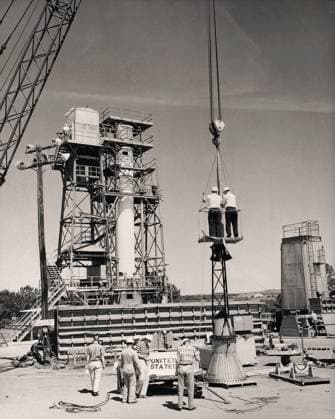 This photograph shows the installation of a Mercury capsule and escape system on top of a booster prior to test firing of the Mercury-Redstone at Marshall Space Flight Center s (MSFC s) Redstone Test Stand. Assembled by MSFC, the Mercury-Redstone was designed to place a marned space capsule in orbital flight around the Earth and recover both safely. Copyright: xpiemagsx piemagsspace-158793 !ACHTUNG AUFNAHMEDATUM GESCHÄTZT!