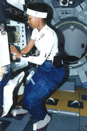 Astronaut Mae Jemison working on experiment. Copyright: xpiemagsx piemagsspace-158804 !ACHTUNG AUFNAHMEDATUM GESCHÄTZT!
