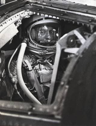 Astronaut Alan B. Shepard, Jr. awaits liftoff in the Freedom 7 Mercury spacecraft on May 5, 1961. This third flight of the Mercury-Redstone (MR-3) vehicle, developed by D. Wernher von Braun and the rocket team in Huntsville, Alabama, was the first marned space mission for the United States. During the 15-minute suborbital flight, Shepard reached an altitude of 115 miles and traveled 302 miles downrange. Copyright: xpiemagsx piemagsspace-159347 !ACHTUNG AUFNAHMEDATUM GESCHÄTZT!
