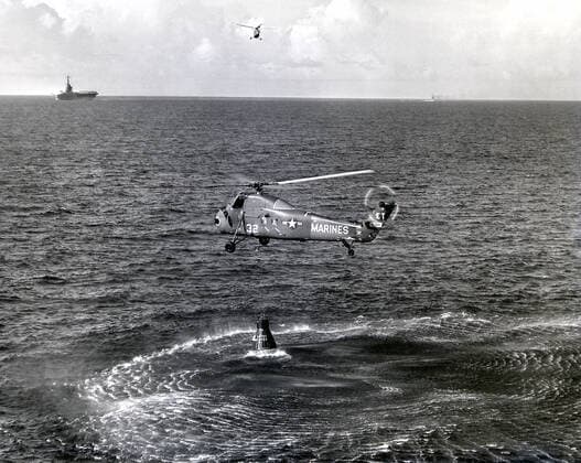 A U.S. Marine helicopter attempts to retrieve the sinking capsule, Liberty Bell 7, of the MR-4 mission. The attempt failed and the capsule sank. The MR-4 mission marned by Astronaut Virgil Grissom was the second manned orbital flight boosted by the Mercury-Redstone vehicle. The Recovery ship is in the background. Copyright: xpiemagsx piemagsspace-159354 !ACHTUNG AUFNAHMEDATUM GESCHÄTZT!