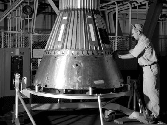 A NASA mechanic secures the afterbody to a Mercury capsule in the hangar at the Lewis Research Center. The capsule was one of two built at Lewis for the Big Joe launches scheduled for September 1959. The initial phase of Project Mercury consisted of a series of unmanned launches using the Air Force™s Redstone and Atlas boosters and the Langley-designed Little Joe boosters. The first Atlas launch, referred to as Big Joe, was a single attempt early in Project Mercury to use a full-scale Atlas booster to simulate the reentry of a mock-up Mercury capsule without actually placing it in orbit. The overall design of Big Joe had been completed by December 1958, and soon thereafter project manager Aleck Bond assigned NASA Lewis the tas Copyright: xpiemagsx piemagsspace-160016 !ACHTUNG AUFNAHMEDATUM GESCHÄTZT!