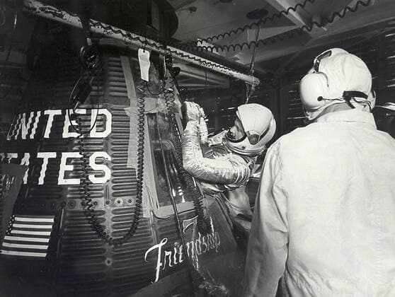Astronaut John Glenn enters the Mercury spacecraft, Friendship 7, prior to the launch of MA-6 on February 20, 1961 and became the first American who orbited the Earth. The MA-6 mission was the first manned orbital flight boosted by the Mercury-Atlas vehicle, a modified Atlas ICBM (Intercontinental Ballistic Missile), lasted for five hours, and orbited the Earth three times. Copyright: xpiemagsx piemagsspace-160354 !ACHTUNG AUFNAHMEDATUM GESCHÄTZT!